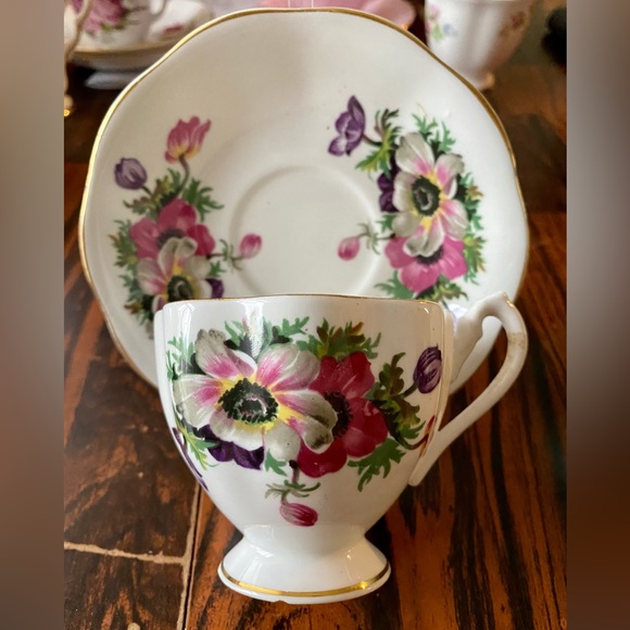Fine bone china teacup and saucer set - Picture 1 of 3